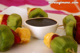 Fondue de algarroba con frutas frescas