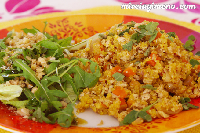 Tofu revuelto con quinoa - receta vegana