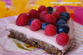 Tarta de algarroba y frutos rojos