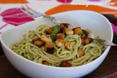 Espaguettis al pesto con queso de tempeh y anacardos